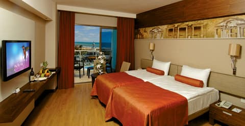 Commodore Elite Suites & Spa, 