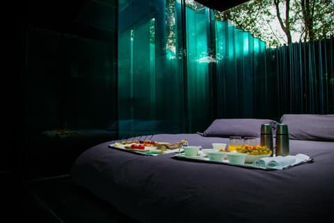 Les Cols Pavellons (Adults Only), 