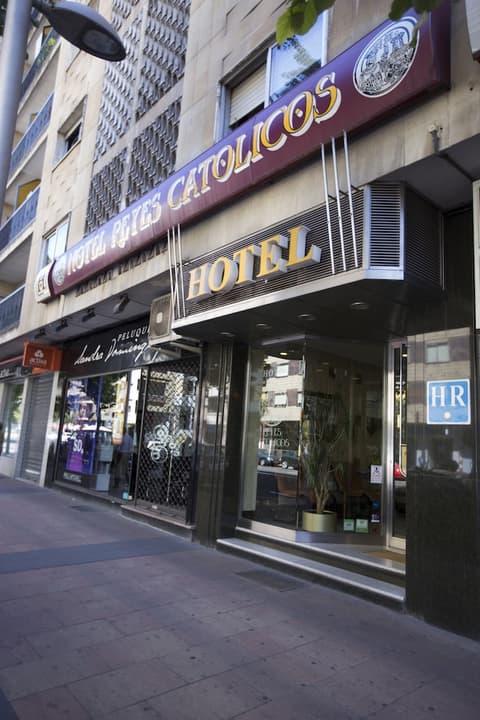 Reyes Católicos Hotel Residencia, GENERAL