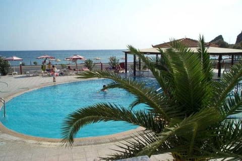 Kamari Plus Hotels, POOL