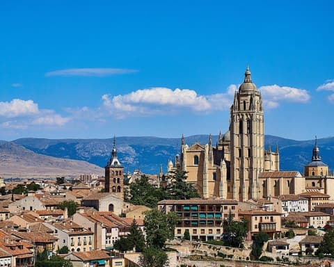 Madrid y Segovia: Un Viaje Navideño y Encanto Histórico