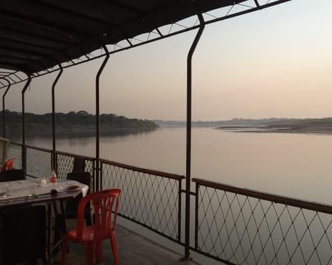 Paquete 3 días 2 noches, Navegación en Flotel Reina del Enín