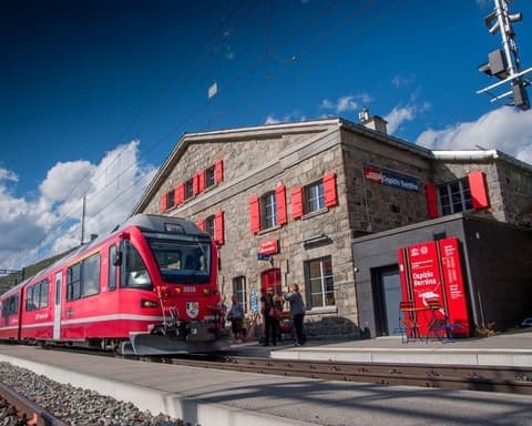 EXPLORE IL TRENINO ROSSO del Bernina, St. Moritz, Livigno