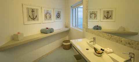 Santorini Mozambique., Quarto