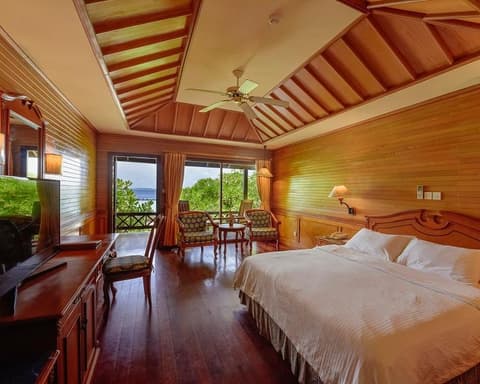 Royal Island Resort & Spa - Transfer Volo Domestico + Barca Veloce Incluso - Airone Selection, 