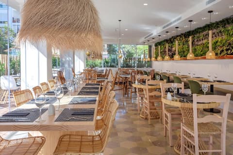 HM ALMA BEACH, Restaurant