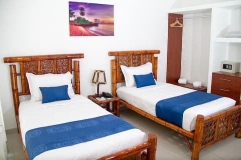  Nauti-K Beach Hotel, 