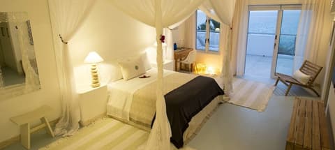 Santorini Mozambique., Quarto