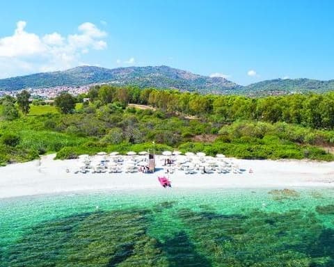 AQUA SARDINIA CON AUTO GRATIS. PACCHETTO VOLO+AUTO+SOGGIORNO 