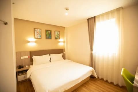 7 Premium Hotel (Shanghai Xujiahui Longhua Road subway station), 