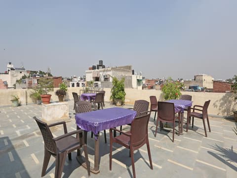 OYO 9726 Hotel Aura Palace Deluxe, 