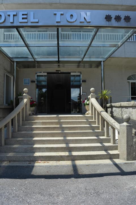 Ton Hotel, 