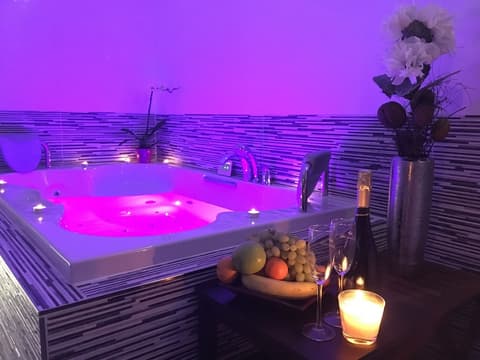 Grandium Hotel Prague, Indoor spa tub