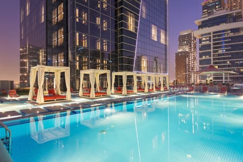 Canal Central Business Bay, Outdoor pool