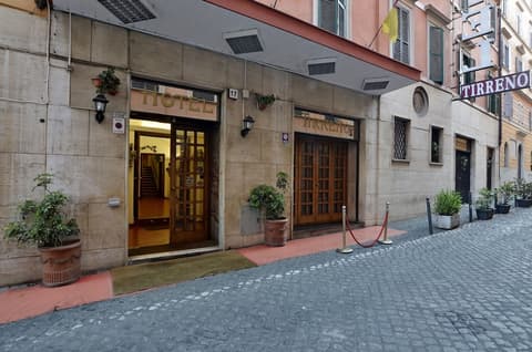 Tirreno Hotel, Property entrance