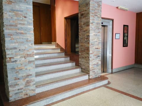 Tritone Hotel, Interior entrance