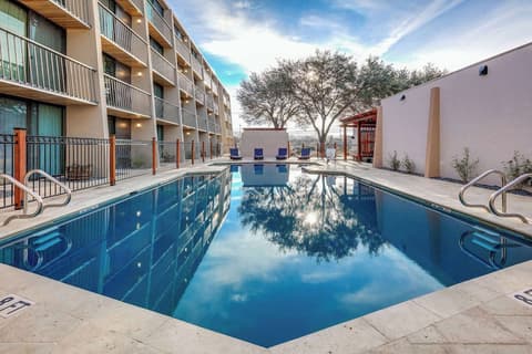 Ramada by Wyndham Austin South, Pool