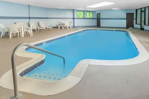 Days Inn & Suites by Wyndham Madison Heights MI, Pool