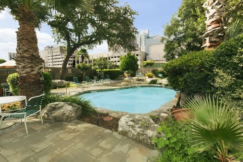 Crockett Hotel, Pool