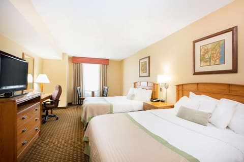 Ramada Tropics Resort & Conf Center by Wyndham Des Moines, Room