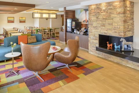 Fairfield Inn by Marriott St. Louis Collinsville, IL, Lobby sitting area