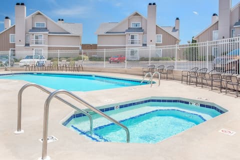 Hawthorn Extended Stay by Wyndham Green Bay, Outdoor pool