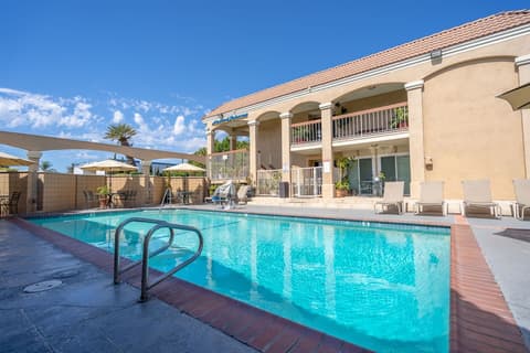 Howard Johnson by Wyndham Buena Park, Pool