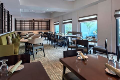 Boston Marriott Peabody, Restaurant