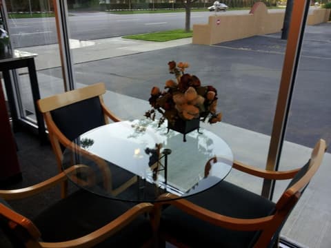 The Metropolitan Inn, Breakfast area