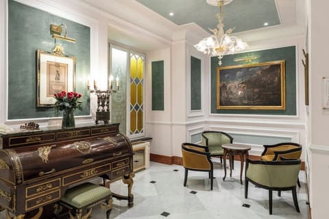 Bristol Palace Hotel, Lobby sitting area