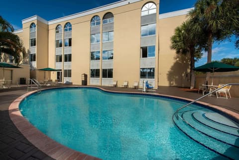 La Quinta Inn & Suites by Wyndham Deerfield Beach I-95, Pool