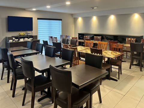 Econo Lodge Airport, Breakfast area