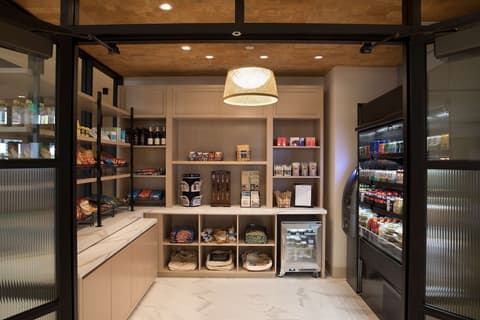 Hilton Santa Monica Hotel & Suites, Snack bar