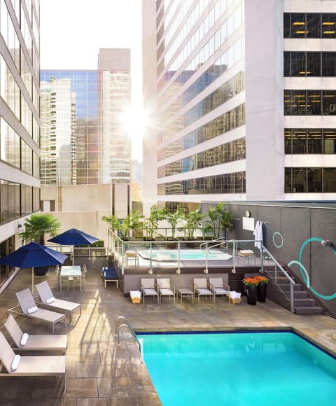 Hyatt Regency Vancouver, Pool