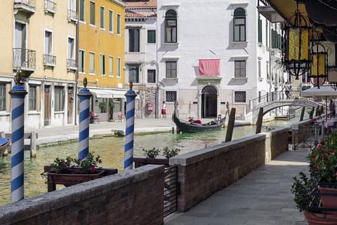 Hotel American Dinesen, Exterior detail