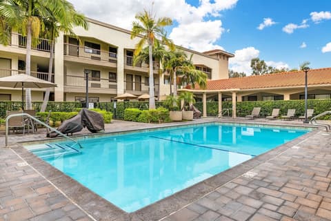 Best Western Plus Orange County Airport North, Outdoor pool