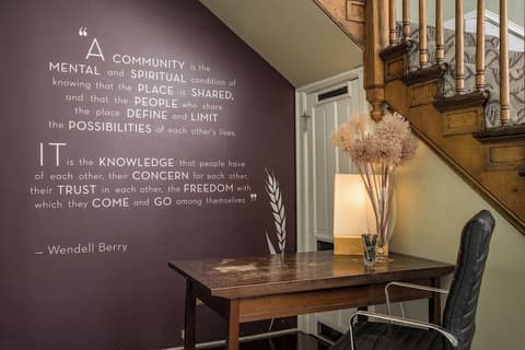 Queen Anne Bed And Breakfast, Interior entrance
