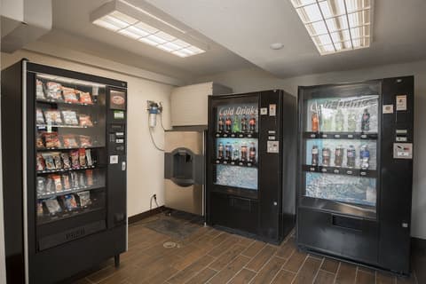 Red Roof Inn PLUS+ Chicago - Willowbrook, Vending machine