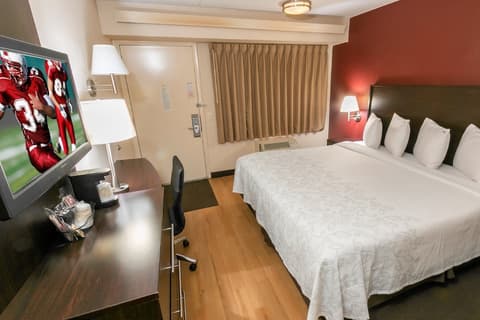 Red Roof Inn PLUS+ Chicago - Willowbrook, Room