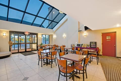 Days Inn by Wyndham Parsippany, Dining