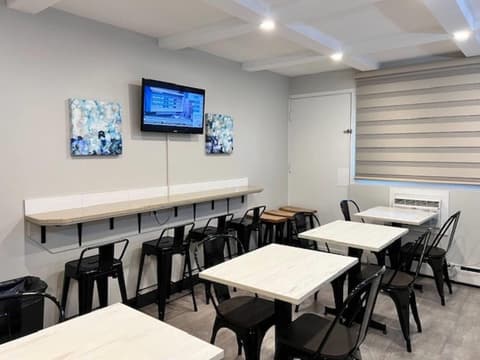 Econo Lodge Motel Village, Breakfast area