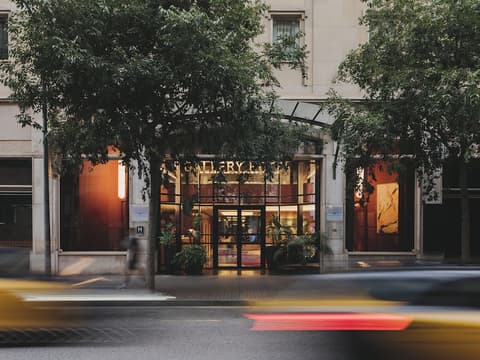 Gallery Hotel, Front of property