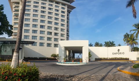 Emporio Ixtapa, Front of property