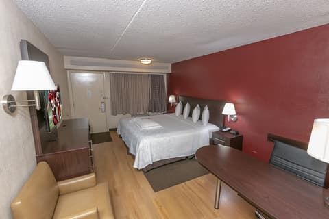 Red Roof Inn PLUS+ University at Buffalo - Amherst, Room