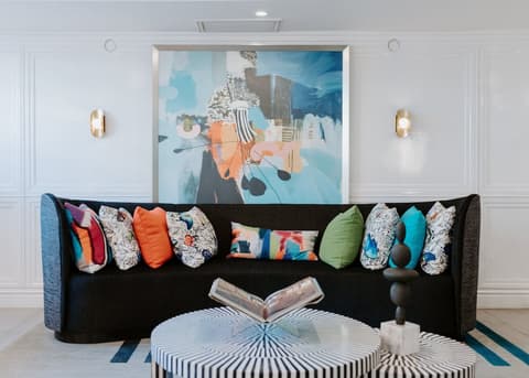 Le Parc at Melrose, Lobby