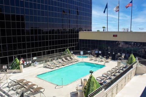 Hilton Los Angeles Airport, Pool