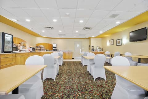 Sandman Hotel & Suites London Downtown, Breakfast area