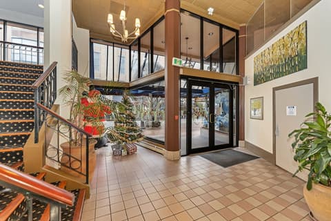 Bedford Regency Hotel, Lobby