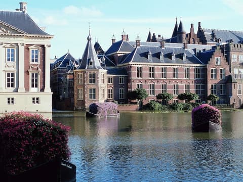 TRIBE Den Haag Centraal, Exterior