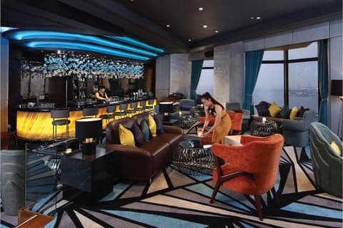 Diamond Hotel Philippines, Bar (on property)